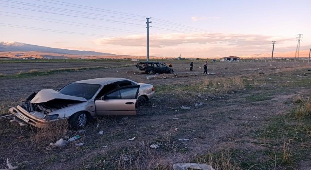 Otomobil ile hafif ticari araç çarpıştı: 1 ölü, 4 yaralı