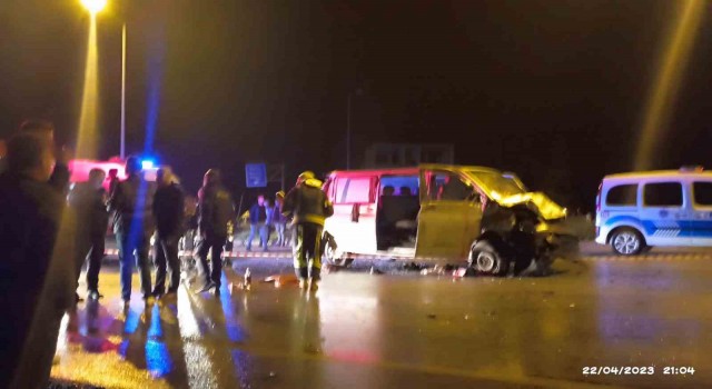 Otomobil ile midibüs çarpıştı: 3 ölü