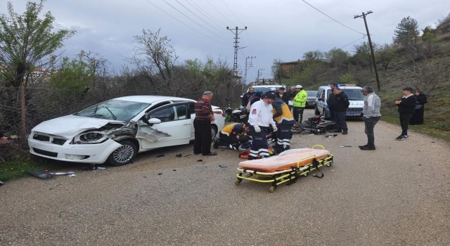 Otomobil ile motosikletin çarpması güvenlik kamerasına yansıdı