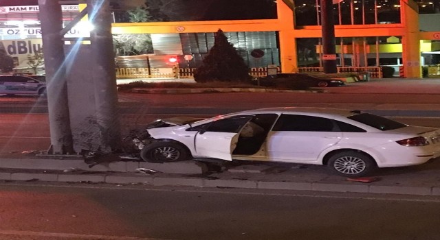 Otomobil üst geçit ayağına çarptı: 1 yaralı