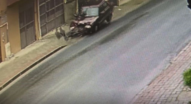 Otomobil yangın hidrantına çarptı, yol göle döndü