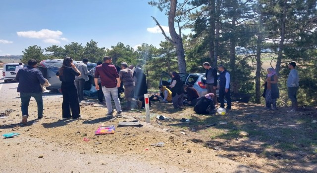 Otomobil yol kenarında duran otomobile çarptı: 2si ağır, 6 yaralı