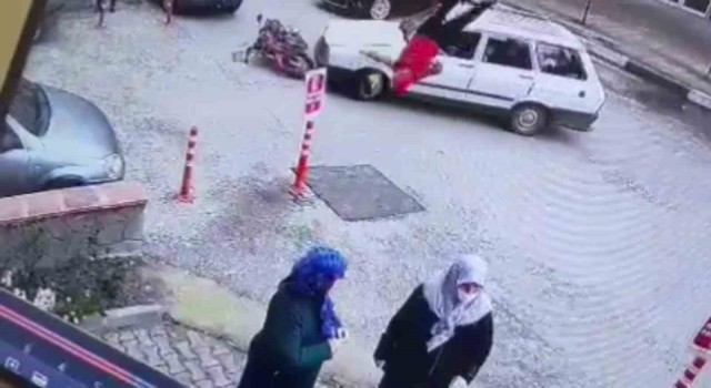 Otomobile çarparak takla atan motosikletli kameraya yansıdı