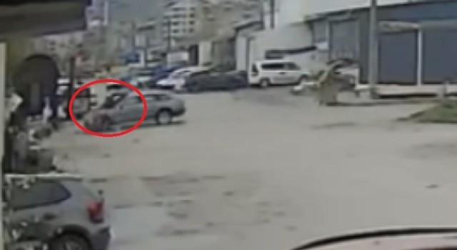 Otomobilin çarptığı motosikletli kurye havaya fırladı