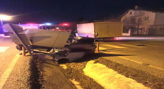 Otomobilin orta refüje çıktığı trafik kazasında 2 kişi yaralandı