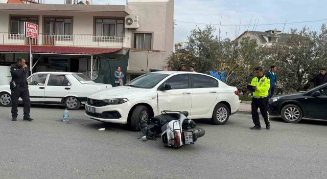 Otomobille çarpışan motosikletteki 2 kişi yaralandı