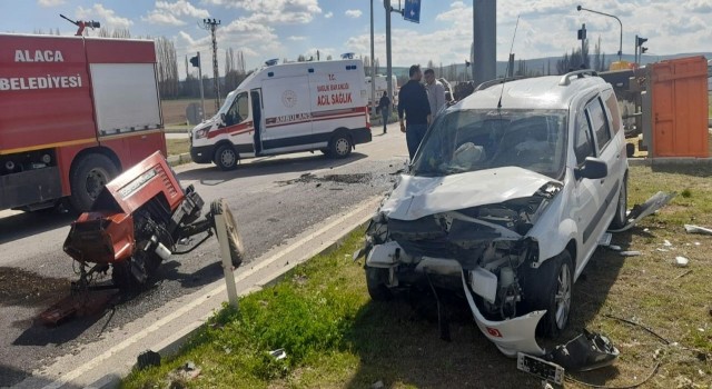 Otomobille çarpışan traktör ikiye ayrıldı
