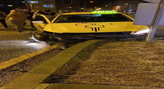 Otomobiller kavşakta kafa kafaya çarpıştı