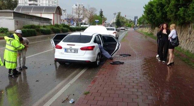 Otomobillerine dolan suyu kovalarla boşalttılar