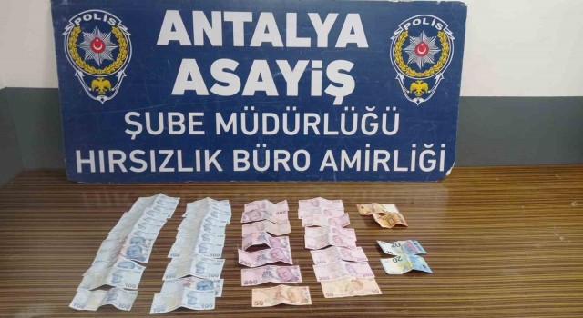 Oyaladıkları taksicinin cebinden para çalan 3 şüpheli yakalandı