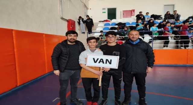 Özalplı öğrenci bilek güreşi birincisi oldu