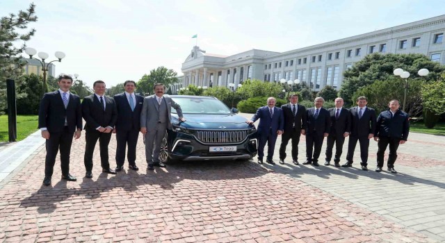 Özbekistan Cumhurbaşkanı Mirziyoyev, yerli otomobil Toggu teslim aldı