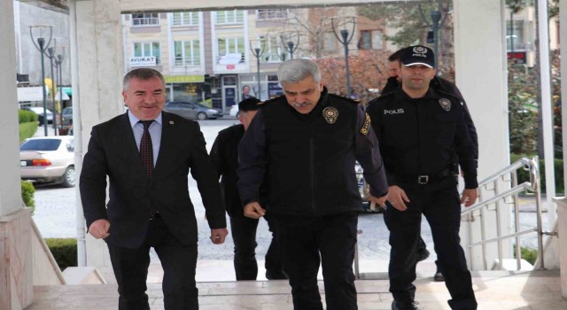 Özdemir: Gecesini gündüzüne katan polisimize başarılar diliyorum