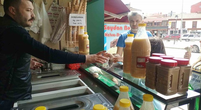 (ÖZEL) 87 yıldır aynı dükkânda 4 kuşaktır aynı lezzetle dondurma yapıyorlar