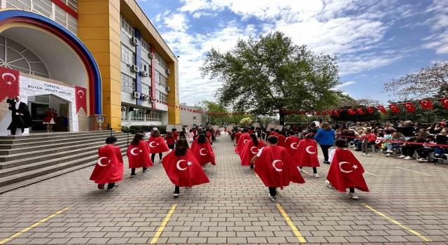 Özel Başak Kolejinde öğrencilerin gösterisi takdir topladı