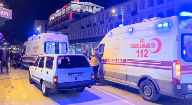 (Özel) Bursada yolun karşısına geçen aileye otomobilin çarptığı anlar kamerada
