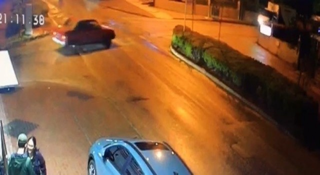 (Özel) Caddenin ortasında duran otomobile motosiklet böyle çarptı