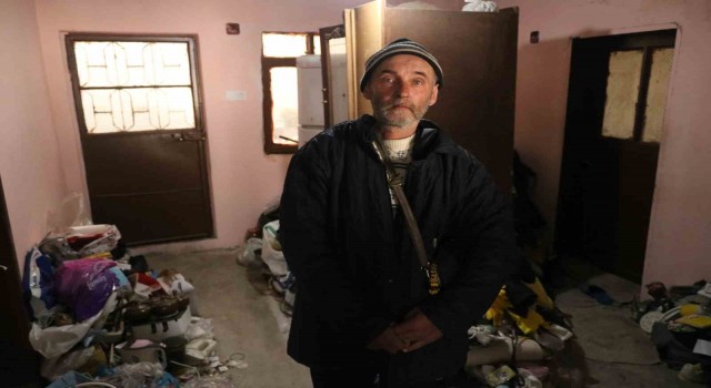 (Özel) Çöp evde yaşayan adamın içler acısı hali