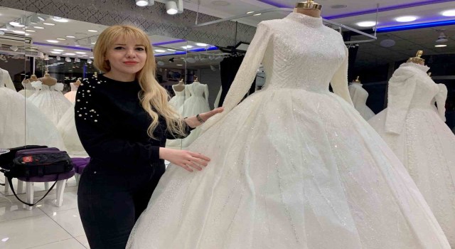 (ÖZEL) Gelinlikçilerde düğün sezonu yoğunluğu başladı