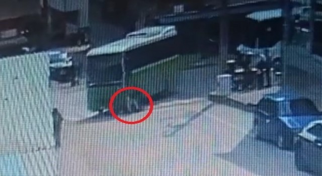 Özel halk otobüsü yaya geçidinde anne ve oğluna çarptı