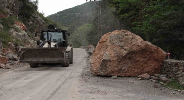 (Özel) Hatayda deprem tonlarca ağırlığındaki kayaları yerinden böyle koparmış