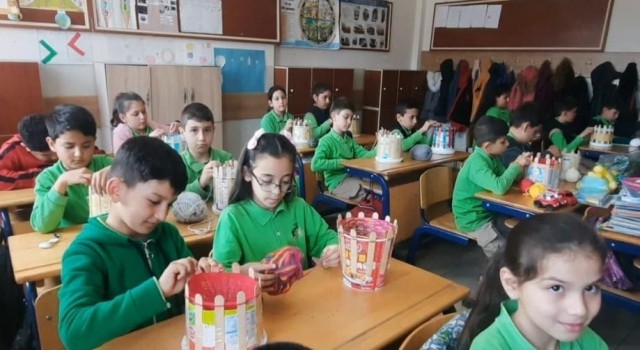 (Özel) Kalplerindeki sevgiyi ilmeklere aktarıp depremzede kardeşleri için örüyorlar