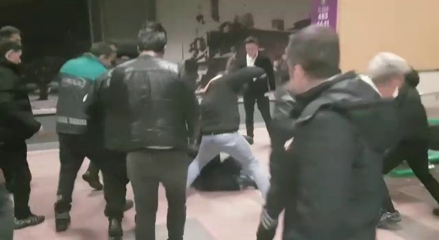 (Özel) Metro istasyonundaki kavgada yumruklar konuştu
