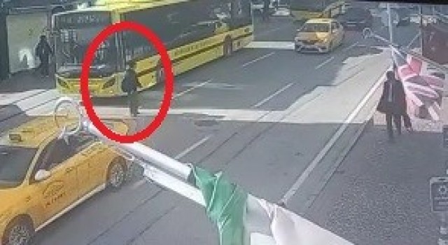 Bursa’da  Üniversite öğrencisi alt geçidi kullanmadı, otomobil böyle çarptı