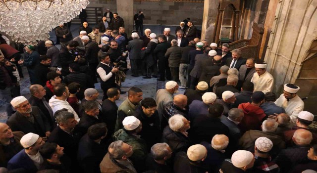 Özhaseki: “Yaklaşan seçimlerimizin okunan ezanlara ve gönderde her zaman hür bir şekilde dalgalanan bayrağımıza da hayırlı olmasını diliyorum”