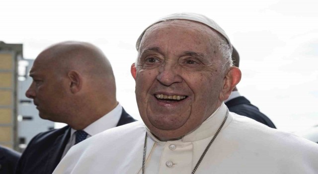 Papa Francis hastaneden taburcu oldu: Hala hayattayım
