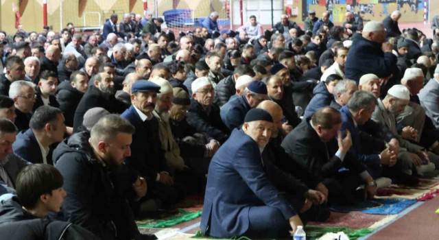 Pariste 2 bin Müslüman bayram namazını kapalı spor salonunda kıldı