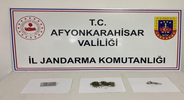 Park halindeki araçtan şüphelenip arama yapan ekipler esrar ele geçirdi