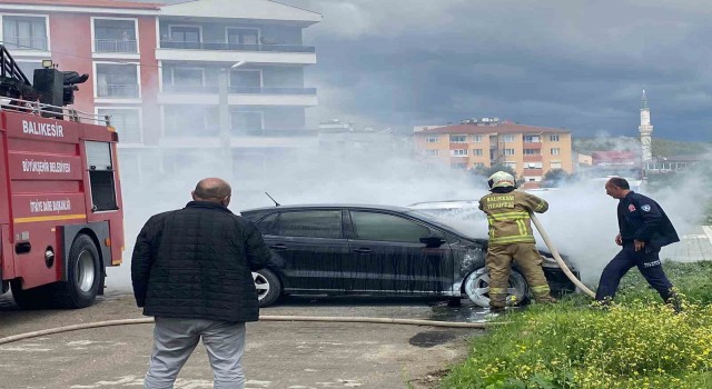 Park halindeki otomobilde yangın çıktı