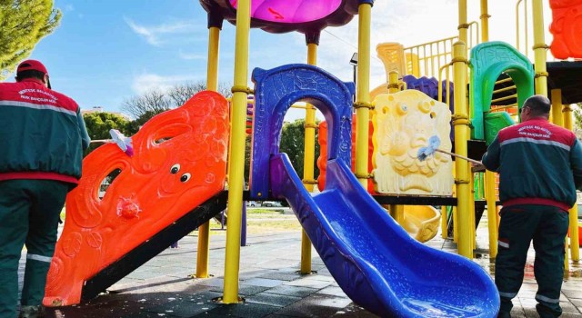 Parklarda bahar temizliği başladı