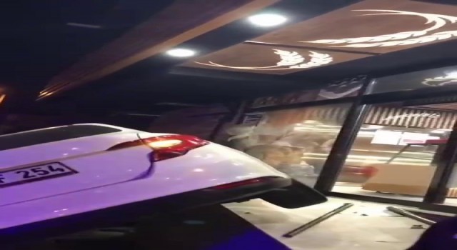 Pendikte kaza yapan araç fırına daldı: 5 kişi yaralandı