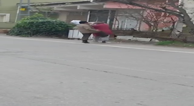 Pendikte yaşlı kadına tekme tokat şiddet kamerada