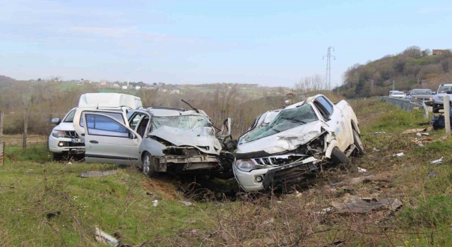 Pikap ile otomobil kafa kafaya çarpıştı: 4 yaralı