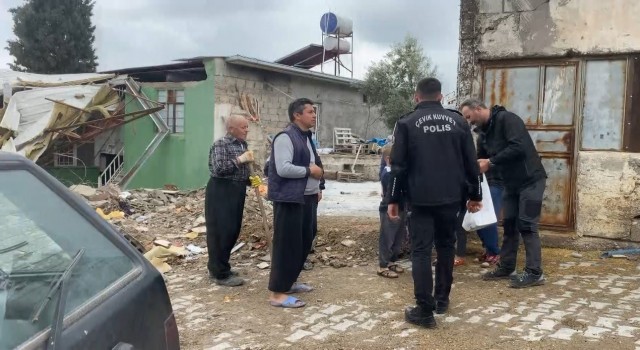 Polis ekipleri, depremzedelere destek oluyor