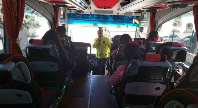 Polis ekiplerinden bayram öncesinde otobüs terminelinde emniyet kemeri hatırlatması