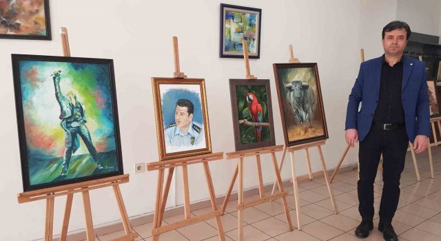 Polis memuru yağlı boya çalışmalarını sergiledi