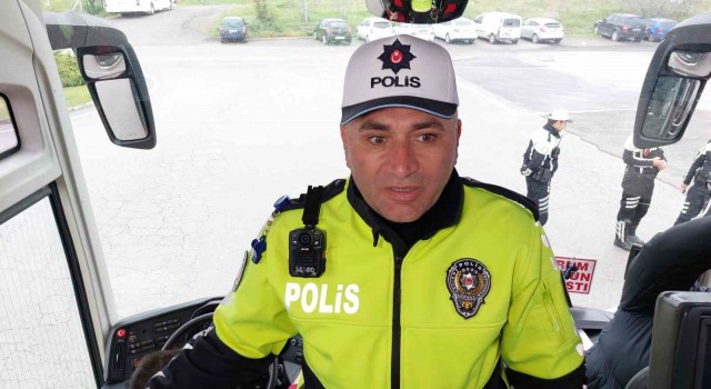 Polisten bayramda yola çıkan otobüslerdeki yolculara Emniyet kemeri takın uyarısı