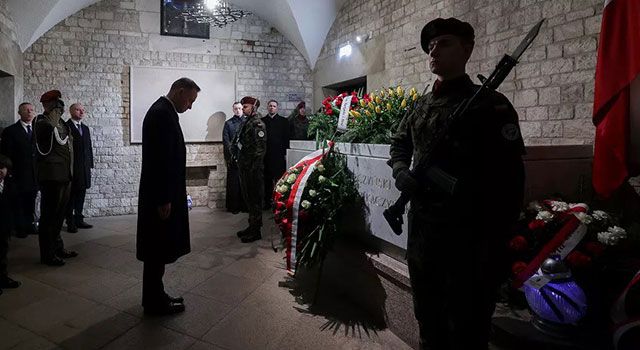 Polonya'da Smolensk uçak kazasında hayatını kaybedenler anıldı