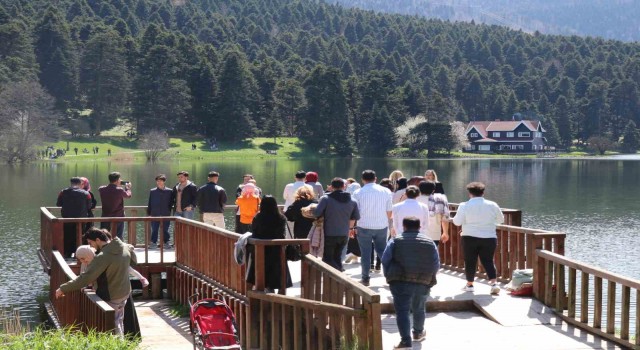 Ramazan Bayramının ikinci gününde tatilciler Gölcük Tabiat Parkına akın etti