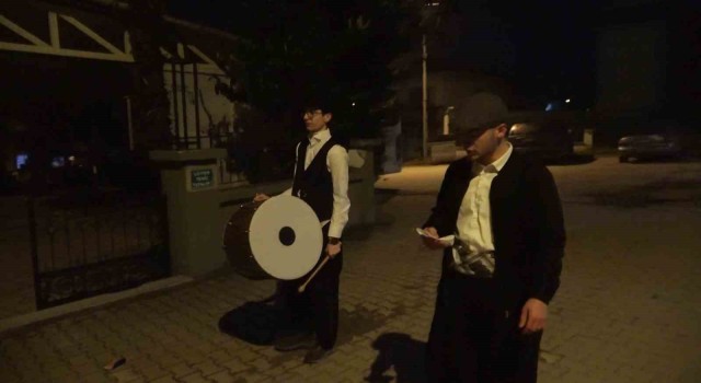 Ramazan davulcusu liseliler Osmanlıdan kalan 200 yıllık geleneği yaşatıyor