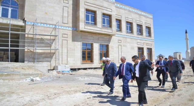 Rektör Karakaya, merkez kütüphane binasında inceleme yaptı