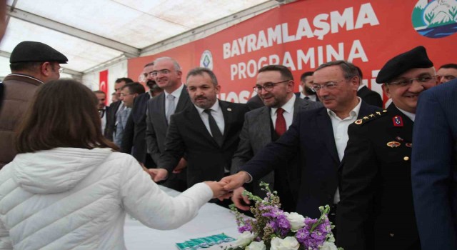 Rizede bayramlaşma töreninde vatandaşlar bir araya geldi