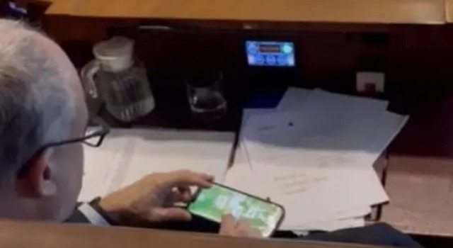 Roma Belediye Başkanı mecliste iskambil oynadı