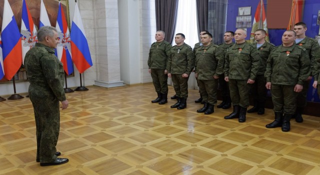 Rusya Savunma Bakanı Şoygu: Ukraynadaki Rus birliklerine mühimmat desteği artırılıyor
