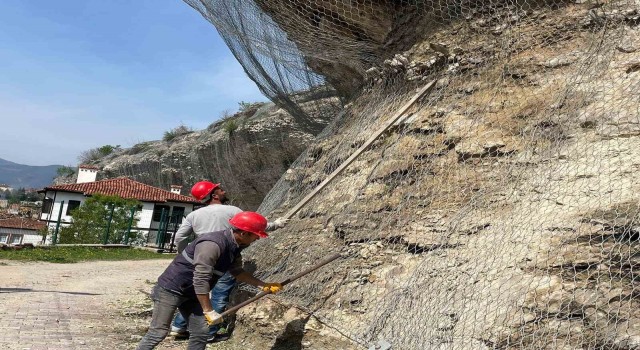 Safranboluda kayalıklarda önlem alındı