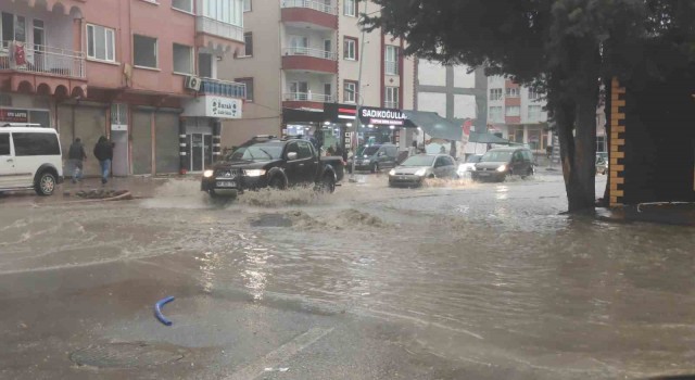 Sağanak yağış Malatyada sokakları göle çevirdi